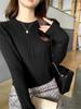 Suéter Feminino Gola Redonda Manga Longa Design de Outono e Inverno Senso de Design Estilo Puro Desejo Tricotado Elegante Sexy para Meninas Quentes Nicho Top Feminino