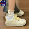 Tênis brancos de sola grossa estilo universitário com design de nicho, novos sapatos esportivos casuais chiques para estudantes, coleção primavera 2026 para mulheres
