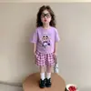 2026 Novo Estilo Solto e Fashionável Desenho Animado Roupas Infantis Doce Conjunto de Duas Peças Shorts de Manga Curta Camiseta Roupa de Verão Tendência