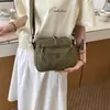 Nova bolsa de ombro casual de lona de nylon para o verão de 2026, bolsa pequena versátil e estilosa com múltiplos compartimentos