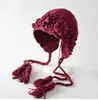 Gorro de Punto con Borla y Correa de Flor Grande Tejida en Crochet Moda Femenina Tendencia Otoño e Invierno Protección Cálida para los Oídos Gorro de Lana