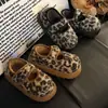 Novas Pantufas de Algodão Fechadas com Estampa de Leopardo Retrô para Mulheres, Modernas e Versáteis, Sola Grossa, Aumentam a Altura, de Calçar Fácil, Sapatos Quentes de Algodão para Mulheres