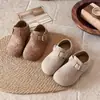 Sandálias Birkenstock Bordadas Estilo Artístico Infantil Outono/Inverno 2026 Novo Design Sapatilhas com Fivela para Meninas Sapatos Versáteis de Couro