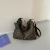 Bolsa transfronteiriça com estampa de leopardo e padrão de estrelas, grande capacidade, estilo retrô, adequada para o dia a dia, uma bolsa de ombro versátil, uma bolsa tote nichada e moderna para estudantes