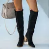Producimos botas de mujer de talla grande durante todo el año para el comercio exterior europeo y americano, con tacones gruesos, botas altas y botas de tubo alto de tacón alto para las temporadas de otoño e invierno.