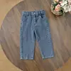 Conjunto sencillo de dos piezas para niña: Camisa blanca de un solo color, con cuello y manga larga, y pantalones de mezclilla, adecuada para primavera y otoño, estilo casual para niños pequeños.