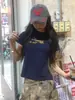 Camiseta Ombro a Ombro Feminina Verão Novo Estampa de Slogan Spice Girl Manga Curta Vintage Slim Fit Emagrecedor Top Curto
