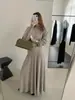 Conjunto de Duas Peças Feminino Outono e Inverno Novo Suéter Pulôver de Alta Qualidade com Gola Alta Meia-manga Cintura Marcada com Saia Simples