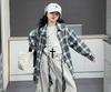 Conjunto Feminino 2025 Novo Primavera e Outono Fresco e Estiloso Camisa Xadrez e Calça Cargo Conjunto de Duas Peças para Crianças Mais Velhas Estilo Streetwear Tendência