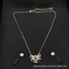 Collar Cruzado Chanel Doble C Nueva Colección, Auténtico con Etiquetas, Alta Calidad, Venta al por Mayor con Descuentos por Cantidad, Directo del Fabricante