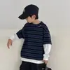 Sudadera para niño, nuevo modelo primavera y otoño 2026, ropa infantil grande, camiseta de manga larga a rayas tipo dos piezas falsas, top básico, camiseta de otoño