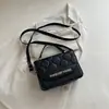 Bolso tote minimalista con letras en relieve estilo coreano, un bolso de hombro moderno y versátil que se puede llevar cruzado, un bolso cuadrado pequeño adecuado para uso casual y para ir al trabajo.
