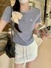 Camiseta Gris de Encaje con Hombro Derecho Descubierto y Manga Corta para Mujer Verano 2025 Nuevo Top Corto con Lazo y Cintura Plisada