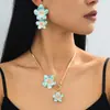 Juego de Joyería de Moda para Mujer con Tres Piezas: Collares y Aretes Artesanales de Flor de Plumeria Colorida, Versátil y Adecuado como Regalo