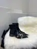 Outono/Inverno 2026 Bico Fino Couro Fivela Salto Bloco Botas Curtas Femininas Estilo Coreano Salto Alto Zíper Traseiro Couro Macio Botas Curtas Tendência