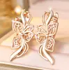 Rongxing Cross-Border se especializa en aretes con forma de mariposa, broches de oreja vintage huecos tallados y aretes de lujo ligero para mujer.