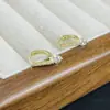 Diseño Retro Redondo con Circonita Letra D Hebilla de Oreja Elegante Lujo Ligero Sentido de Alta Gama Pequeños y Exquisitos Pendientes Versátiles