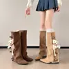 Botas Ragdoll para Mulheres Outono e Inverno 2025 Botas Pontudas de Camurça Cáqui para Mulheres Salto Grosso Efeito Emagrecedor Botas Plissadas