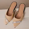E-commerce Transfronteiriço Tamanho Plus Outono 2026 Novos Sapatos Baixos Chinelos Fechados Sandálias Slip-on Femininas Bico Fino com Strass