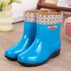 Sapatos impermeáveis de corte médio com solas reforçadas, galochas de cano alto para mulheres, estilos de inverno resistentes ao desgaste de corte baixo e médio, forrados com fleece e antiderrapantes