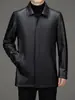 Jaqueta masculina de comprimento médio, couro genuíno, com gola alta, estilo business casual, design parka, exalando uma vibe de luxo e tendência, e com tecido grosso.