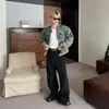 Chaqueta de Mezclilla Lavada Desgastada Estilo Retro Americano para Hombre Temporada de Primavera y Otoño Diseño de Cremallera de Nicho Hombreras Cuello Alto Chaqueta