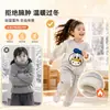 Novo conjunto de outono e inverno para crianças: um conjunto fofo e folgado de moletom com forro de fleece e calça, um conjunto estiloso de duas peças para bebês, perfeito para as estações de outono e inverno
