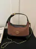 Pequena bolsa de retalhos fosca estilo Chanel, apresentando um padrão de losangos com estampa de leopardo na cor Maillard, uma corrente sofisticada e um design mini de ombro/transversal.