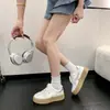 Zapatillas blancas de suela gruesa estilo coreano de moda para mujer, colección de otoño, zapatos casuales de corte bajo, nuevo estilo 2026, cómodos zapatos casuales con cordones