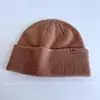 Modioso Gorro de Punto Versátil y Cálido con Etiqueta de Cuero para Mujer, Nuevo Gorro de Invierno a Prueba de Viento, Gorro de Lana Elegante de Color Sólido