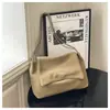 Bolsa Retrô de Grande Capacidade para Mulheres Outono e Inverno 2025 Nova Bolsa de Ombro Único Axila Simples Superfície Macia Bolsa de Almofada com Corrente para o Dia a Dia