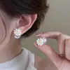 Brincos de Pérola Margarida Amarela para Mulheres, Frescos e de Alto Padrão, Brincos de Tarraxa Exquisitos, Novo Estilo 2026, Acessórios de Orelha Versáteis e Elegantes