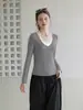 Camiseta gris estilo coreano de manga larga con cuello halter, efecto dos piezas, para mujer, nuevo top básico ajustado para otoño con diseño de hombros normales