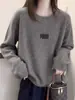 Camiseta feminina estilosa e versátil de manga longa com gola redonda, feita de tecido de fleece escovado e com um corte que valoriza o corpo, perfeita como camada base para o outono