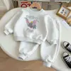Nuevo Conjunto de Sudadera con Capucha de Manga Larga y Pantalones Casuales Estilo Coreano Elegante con Bordado de Elefantito Lindo para Primavera/Otoño para Niños y Niñas