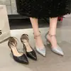 Bestseller Francés Puntiagudo Hueco Verano Primavera 2026 Nueva Moda Versátil Brillante Escote Bajo Tacón de Aguja Tacones Altos