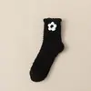 Calcetines de coral de terciopelo sin pelusa para mujer al por mayor hechos a mano color sólido flor fresca calcetines de dormir hasta la pantorrilla calcetines de piso de terciopelo a medias