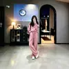 Conjunto casual de sportswear para mulheres, com um design estiloso e jovial, perfeito para outono e inverno. Este conjunto versátil de duas peças inclui uma blusa de moletom de corte solto e calças de perna larga, oferecendo um visual sofisticado e moderno.