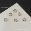 Novos Brincos de Tarraxa Mini Trevo 4*4mm Banhados a Ouro com Zircônia Degradê, Item Quente de Live Stream, Mesmo Estilo que no Xiaohongshu