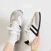 Tênis de treino retro azul leve de sola reta para mulheres, novos tênis casuais versáteis de outono de 2026, sapatos brancos estilo universitário
