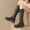 Botas de caballero estilo británico de suela gruesa con punta redonda, tacón grueso de 5.5 cm, hebilla cuadrada metálica lateral, botas largas texturizadas para mujer