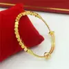 Joyería Dorada Arena, Pulsera Antigua Cuadrada Pequeña de Empujar y Tirar, Diseño de Nicho en Oro Simulado, Pulsera de Transferencia de Lujo Ligero al por Mayor