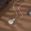 Colar com Pingente de Prata Esterlina S925 Novo Formato de Moeda Cubo de Açúcar Calcedônia para Mulheres, Novo Estilo Chinês Pingente de Paz de Calcedônia de Gelo Alto Corrente para Clavícula