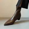 2026 Botines Delgados Simples Versátiles de Tacón Bajo Punta Fina para el Uso Diario Parte Superior Suave Suela Suave Silueta Delgada Botines Elásticos