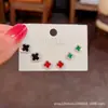 Moda lujo ligero todo-partido exquisita pequeña combinación de traje pendientes de botón pendientes populares en línea de celebridad de TikTok pendientes de trébol