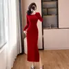 Vestido Vermelho de Veludo Elegante de Comprimento Médio com Diamantes 2026, Mesmo Estilo de Ni Ni, Look Deusa Hepburn, Sexy e Exquisitamente Trabalhado