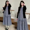 Roupas de Gravidez 2026 Primavera/Verão Novo Estilo Coreano Solta com Proteção Solar Design Jaqueta Colete Xadrez Vestido Conjunto Maternidade