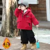 Parka de Trabalho Masculina e Infantil Outono e Inverno Quente 2026 Novo Estilo Crianças Pequenas e Médias Jaqueta de Esqui com Pelúcia Roupas de Inverno Estilosa Tendência Legal