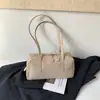 Bolso retro de bolos de venta caliente transfronteriza, un bolso de hombro elegante y con estilo para mujer, perfecto para el trabajo diario, hecho de material PU y diseñado como bolso de hombro o bolso tipo almohada