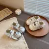 Zapatos de vestir sencillos para niña con doble fila de velcro y lazo, zapatos de princesa de suela blanda, nuevos zapatos de cuero dulces para niños de verano 2026